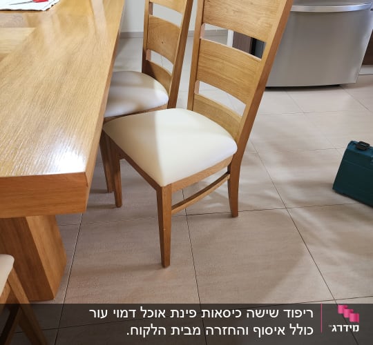 כיסאות עץ עם ריפוד לבן ליד שולחן עץ